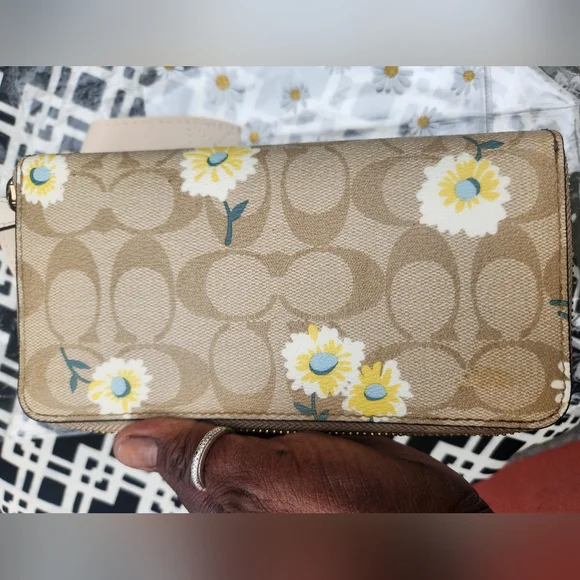 Coach Signature Daisy Wallet Bundle EUC - Picture 11 of 11